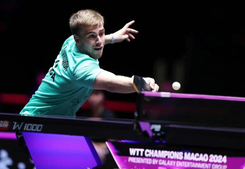 和评委们自 和评委们自